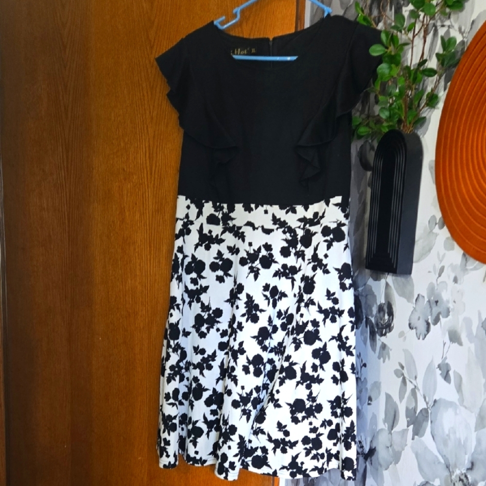 Chic Black and White Floral Midi Dress